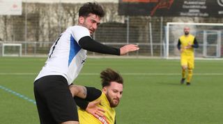 Der dreifache Torschütze beim 8:0-Sieg des FV Brühl II gegen Türkspor Hochstätt, Yavus Cengizhan (l.), im Zweikampf.