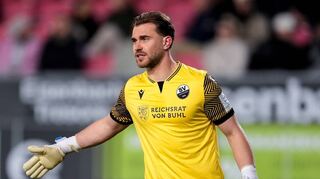 Zweimal machtlos: Sandhausens Torwart Nikolai Rehnen muss bei zwei Standardsituationen in Ulm den Ball aus dem Netz holen und damit ist die Niederlage besiegelt.