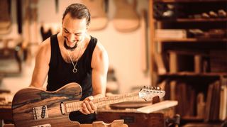 Stefan Richter ist ein leidenschaftlicher Instrumentenbauer. Hier legt er letzte Hand an einer E-Gitarre an.