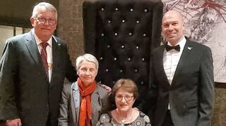 Dieter Rey (v. l.), Doris Steinbeißer, Gabi Gehres und der Ketscher Bürgermeister Timo Wangler sind nun Teil eines illustren Kreises und dürfen sich „Knöchelträger“ nennen.