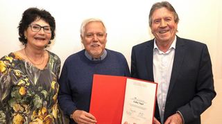 Doris Uhrich, zweite Ortsvereinsvorsitzende zeichnet Lothar Nagel zusammen mit Vorsitzendem Dieter Hoffstätter für seine 25-jährige Mitgliedschaft aus.
