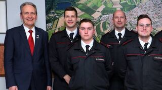 Bei der Hauptversammlung befördern Bürgermeister Dr. Ralf Göck (l.) und Kommandant Marco Krupp (r.) die Wehrleute (v. l.) André Bruns, Max Genz, Marko Zubcic, Christoph Hemmerich, Florian Hettler und Eleni Kitsaras.