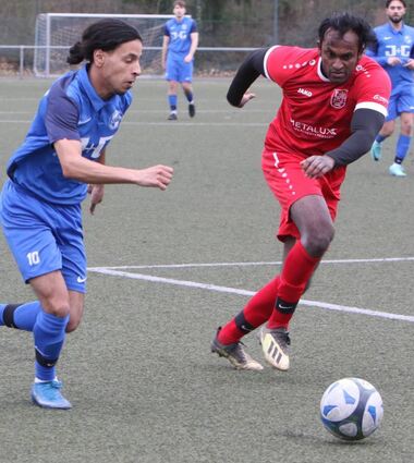 Der Schwetzinger Kapitän Abdelnour Arbaoui (l.) im Kampf um den Ball mit Ubethan Mohanarajan. Altlußheim gewinnt am Ende 2:1.