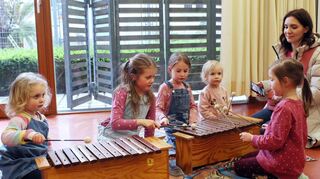 Beim Tag der offenen Tür an der Musikschule Bezirk Schwetzingen haben die zweijährige Anni (v. l.), Mina (6), Romy (4), Mira (2), Lena (4) und Lisa Munzig vil Spaß mit dem Xylofon.