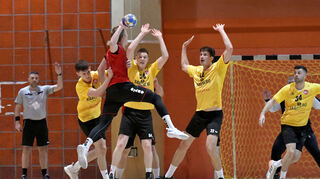 Handball Wolf Julian Maier gegen die Abwehr der HG Oftersheim/Schwetzingen. Zehn Treffer verzeichnet der Plankstadter und ist damit erfolgreichster Werfer im Badenliga-Derby.