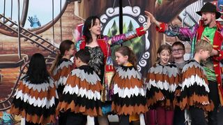 Papagena (Anna Eufinger) und Papageno (Lukas Eder) zusammen mit ihren Papagenis.