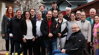 Bei der Spendenübergabe im Kindergarten Heiligenhag von der CDU-Christbaum-aktion freuen sich (v. l.) Nathalie Reiser, Melanie Kupka, Pfarrerin Melanie Börnig, Florian Deutsch, Thomas Gessel, Michael Till, Kenneth Gund, Julian Becker, Nico Reffert, Bianca Mückenmüller, Gerald Hock, Sherin Akel, Rudi Bamberger, Bertold Ruffler, Birgit Brombacher, Gerhard Zirnstein, Silvia Zobeley, Stefan Hoffmann und Hans Faulhaber.