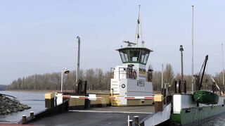 Schranke hoch: Sie verkehrt ab sofort wieder zwischen den Brühler Rheinufern. Die Kollerfähre setzt mit ihren Passagieren über den Fluss und verbindet die rechtsrheinische Gemeinde mit ihrem linksrheinischen Gemarkungsteil.