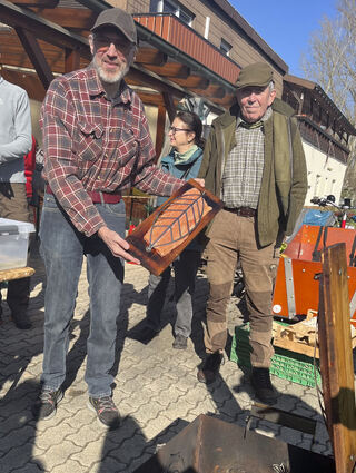 Siegfried Peisl setzt den Flammlachs aufs offene Feuer.