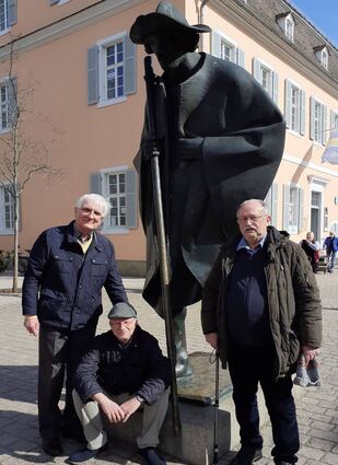 Ludwig Ofer, Volker Seitz und Bernhard Bumb (v.l.) sind Stadtführer der ersten Stunde. Hier sind sie beim Pilger, einem Blickfang des Münchener Bildhauers Martin Mayer auf der Speyerer Maximilianstraße.