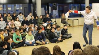 Schauspieler Tino Leo erzählt in einer Schulstunde das Leben Siegfrieds in modernen Worten.