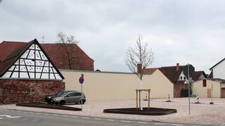 Die neu gestaltete Fläche neben dem Dorfgemeinschaftshaus, Hauptstraße, Ecke Mühlweg, wird in bälde auf den Namen Franz-Dörfer-Platz getauft.