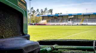 An der Jahnstraße erhält der Rasen des SV Sandhausen perfekte Pflege von einem ganzen Team von „Greenkeepern“.