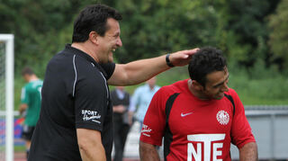 Fußballmensch Siegfried Kollmar (l.). Als Trainer freute er sich hier im Juli 2011 über ein Tor seiner Mannschaft.