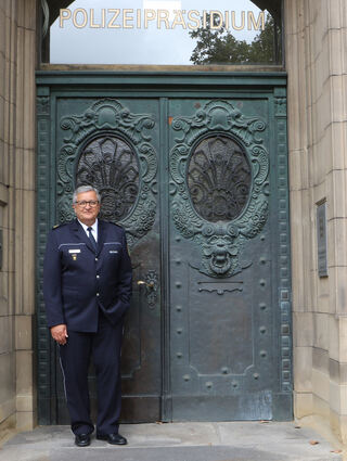 Der Polizeipräsident Siegfried Kollmar vor seiner Dienststelle des Polizeipräsidiums in Mannheim.