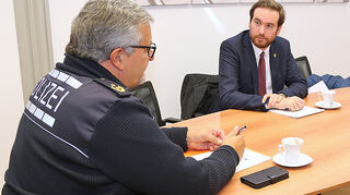 Andreas Sturm (r.) bei einem Gespräch mit Siegfried Kollmar im Polizeipräsidium Mannheim.