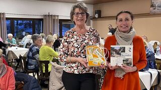1200 Euro hat die Hausfrauengemeinschaft gesammelt. Vorsitzende Ingrid Maldet (li.) überreicht die Summe an Beate Däuwel vom Kinderhospiz Sterntaler.