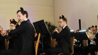 Verbindet Humor und höchstes musikalisches Niveau: das Sinfonische Blasorchester der Bläserakademie Brühl. Hier mit Mausohren beim Spielen von Disney-Klassikern.