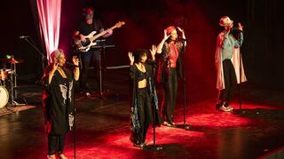 Die Show mit bester Künstler-Performance verwandelte die Stadthalle in eine Diskothek, brachte das Publikum zum Tanzen und ließ die Zeit von Boney M. lebendig werden.