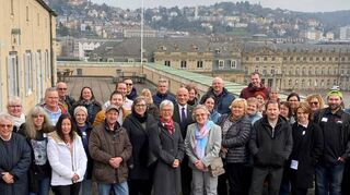 Nach der Demokratietour geht’s auf die Dachterrasse, um in entspannter Atmosphäre mit einem Glas Sekt und einer tollen Aussicht den Tag ausklingen zu lassen.