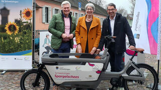 Staatssekretärin Elke Zimmer übergibt offiziell das große "Rad-Kultur"-Förderpaket an die Stadt Schwetzingen. Bürgermeister Matthias Steffan (li.) und Staatssekretär Dr. Andre Baumann sind bei der Übergabe dabei.