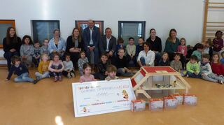 Das Puppenhaus im Vordergrund erfüllt einen langersehnten Wunsch von krebskranken Kindern in Heidelberg.