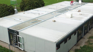 Im September wurden die Module für die Schillerschule montiert, denen man kaum ansieht, dass es sich um Container handelt.
