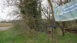 Am Waldrand des Gewanns Entenpfuhl, in Verlängerung des Oftersheimer Heuwegs, hat die BI schon vor längerer Zeit ein Banner und ein Mahnkreuz angebracht. Da sich an den grundlegenden Plänen zum Kiesabbau nichts geändert hat, wollen die Kritiker mit weiteren Aktionen aktiv bleiben.