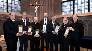Übergabe des Öls aus Jerusalem mit den Rittern Winfried Szkutnik (v.l.), Dr. Benedikt Raether, Dr. Joachim Reger, Dr. Christian Pohl, Prof. Dr. Christopher Wolf, Domsakri-stan Markus Belz und Domkustos Dr. Christoph Kohl.