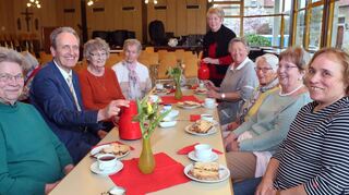Beim katholischen Forum Älterwerden im Pfarrzentrum berichtete Bürgermeister Dr. Ralf Göck im Gespräch mit den Senioren (v. l.) Brigitte Vogel, Teamsprecherin Ursula Jennewein, Anneliese Britzius, Gertrud Black, Helga Berg, Helga Hemmerich und Gaby Holzwarth über wichtige kommunalpolische Themen des laufenden Jahres.
