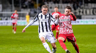 Hier dem Einsatz von Sandhausens Patrick Greil (l.) – hier gegen Niklas Lang (Freiburg II) steht noch ein Fragezeichen.