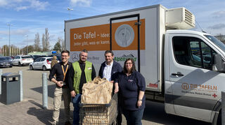 Wichtige Lieferung komplett: Philipp Götz (v. l.) und Eduard Wuchti vom Verbrauchermarkt Globus übergeben die letzten Spendentüten, gefüllt mit Gegenständen des täglichen Bedarfs, an Manuel Wamser und Tanja Reinhard von der Tafel.