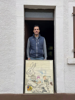 Johannes Walch, Sohn des Künstlers und Kurators des „Hasenmuseums“, bei der Übergabe der Sammlung an den Heimatverein mit einem im Familienbesitz verbleibenden Selbstporträt aus dem Jahr 1980.