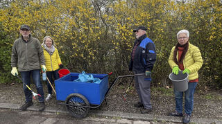 Leider füllt sich der "Müllwagen" sehr schnell: Heinz und Ulrike Eppel (li.) sind mit Norbert und Theodora Weiher beim Blitzblank-Tag in Ketsch aktiv.