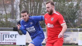 Immer einen Tick schneller sind die Gäste aus Ilvesheim beim 3:0-Sieg in Neulußheim wie hier Mirko Obeldobel (r.) gegen Muhammed Fatih Sen.