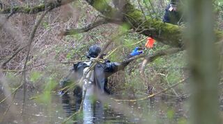 Die Polizei sucht mit Tauchern in einem Gewässer bei Bad Schönborn nach der Mutter.