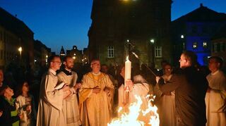 Das Osterfeuer wird auf dem Domplatz in der Nacht zum Ostersonntag entzündet. Das ist immer ein ganz besonderer Moment.