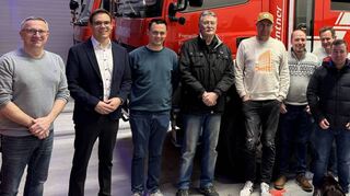 Kommandant Sascha Langlotz (v. l.) begrüßt Bürgermeisterkandidat Kevin Weirether bei dessen Besuch im Haus der Feuerwehr gemeinsam mit mehreren Floriansjüngern.