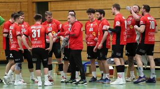 Trainer Martin Schnetz versucht hier in der Auszeit, sein Team neu einzustellen. Am Ende steht aber eine bittere Niederlage, die einen Rückschlag für die gerade wieder aufgekommenen Hoffnung auf den Klassenerhalt bedeutet.