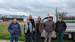 Tanja Pudack (v. l.), Vanessa Seidel, Achim Oelschläger, Patrick Alberti, Bernd Hertlein und Holger Pudack während der Müll-sammelaktion. Außer ihnen beteiligen sich drei weitere Bürger, die nicht im Bild sind.