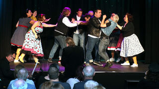 Beim „Chorios“-Konzert zum Musical „West Side Story“ geht es mitunter ganz schön turbulent auf der Pumpwerkbühne zu.