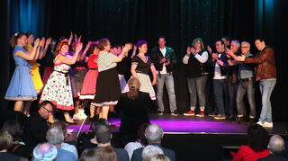 "Chorios" (MGV Liedertafel) führten im Pumpwerk Hockenheim Auszüge aus dem Musical "West Side Story" auf.