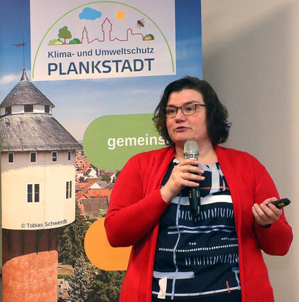 Als Geschäftsführerin der Schwetzinger Stadtwerke beantwortet Martina Braun Fragen zur Fernwärme.