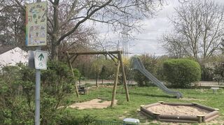 Bei den Kinderspielplätzen stehen die wichtigsten Regeln auf den Schildern – die weiteren Vorgaben sind jetzt in der Kinderspiel-platzsatzung festgeschrieben.
