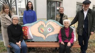 Weihen die neue Motivbank ein: Barbara Gilsdorf (v. l., Kulturreferentin), Gabriele Bumann (Bewohnerin), Janina Bordne (stellvertretende Pflegedienstleiterin), Patricia Pressler (Pflegedienstleiterin), Anna Liebich (Bewohnerin) und Dr. René Pöltl (OB).