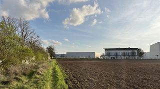 An den nördlichen Rand des Gewerbegebiets soll der Mast gebaut werden. Auf dem Foto wäre das in die Ecke hinten links.