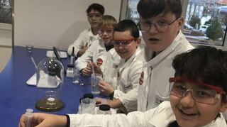 Nico, Julian, Simon, Malik und Cem haben Spaß beim Experimentieren.