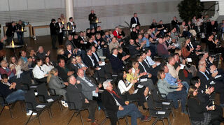 Applaus für Redebeiträge und Musik beim Unternehmensempfang in der Stadthalle: Die Stuhlreihen sind gut gefüllt. Bilder: Lenhardt