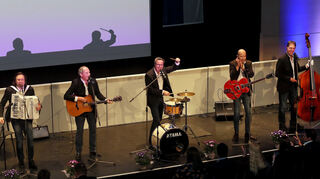 Bringt die Gäste des Unternehmensempfangs musikalisch in Schwung: die Akustikband Wörner Cocktail mit Johannes Grebencikov (Akkordeon), Lutz Schöffel (Gitarre), Jochen Wörner (Drums), Burny Schwarz (Gitarre) und Oliver Wörner (Kontrabass).