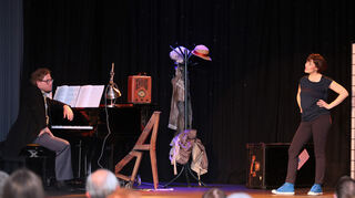 Ein Musical für eine Schauspielerin von Georg Kreisler mit Irina Ries als Lola Blau und Christian Keul am Klavier.